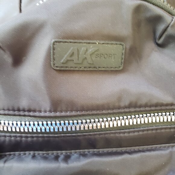 BNWT ANNE KLEIN SPORT midi squishy/sturdy backpack jet black (OS) - Picture 5 of 8